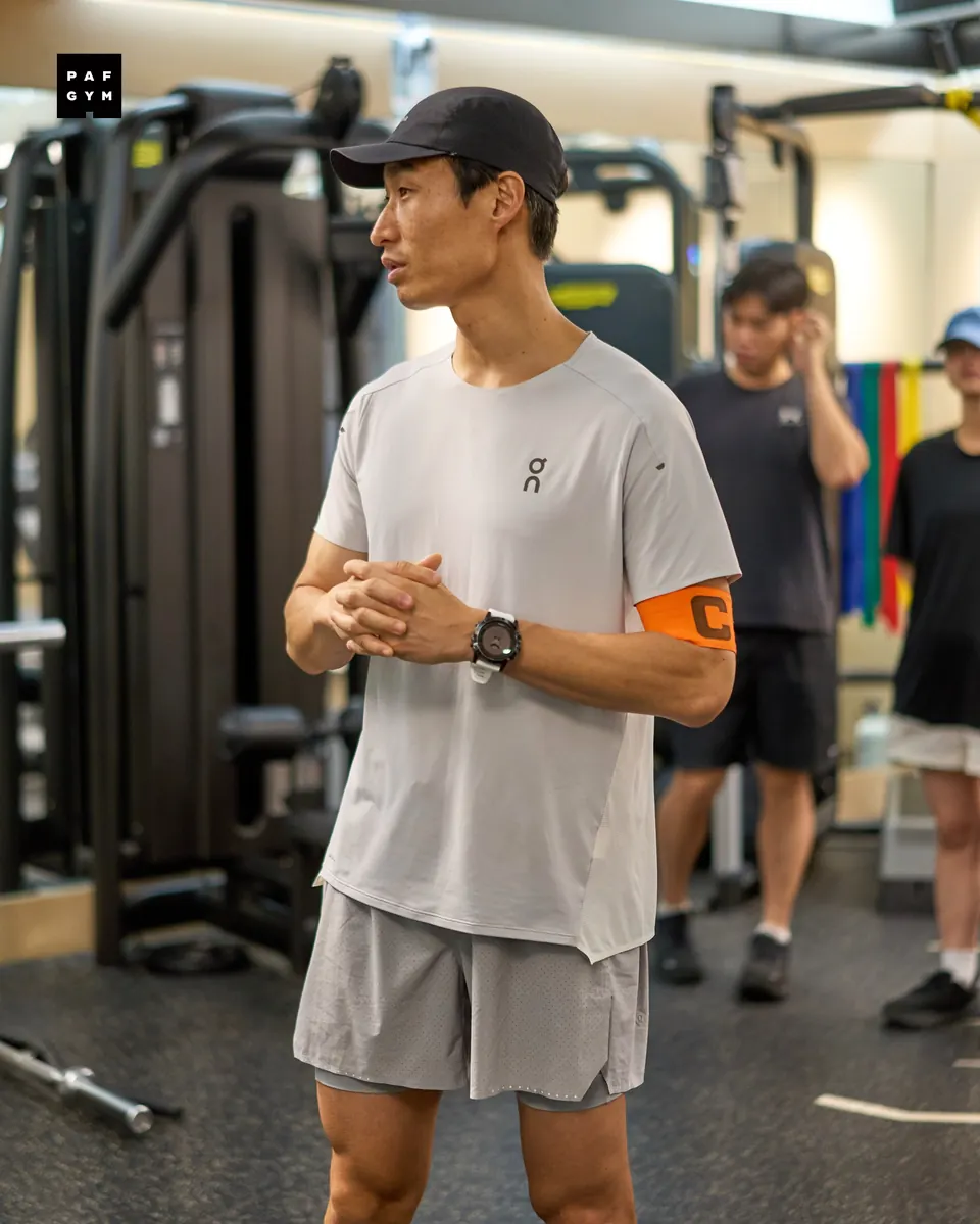 안준용 트레이너 · 러닝 클래스를 앞두고 실내에서 수업을 안내하는 모습