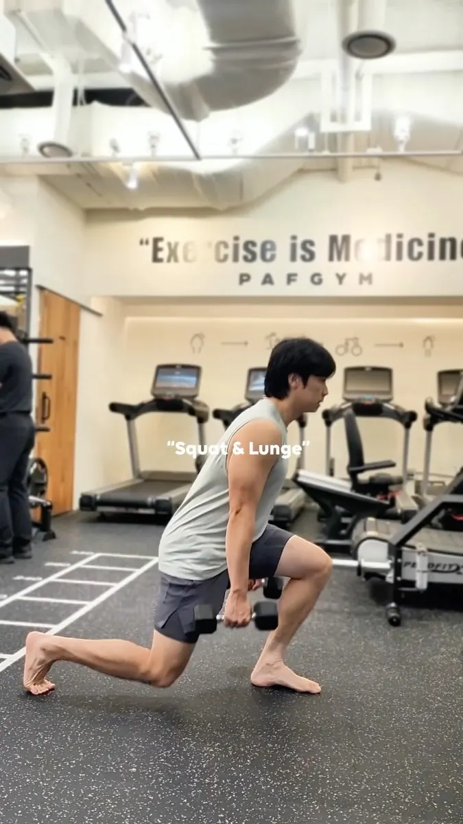 안원철 트레이너 · 스쿼트와 런지 동작을 시연하는 모습