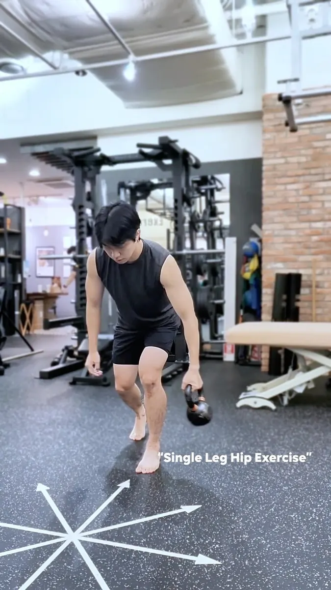 안원철 트레이너 · 한 발 엉덩이 안정성 운동을 시연하는 모습