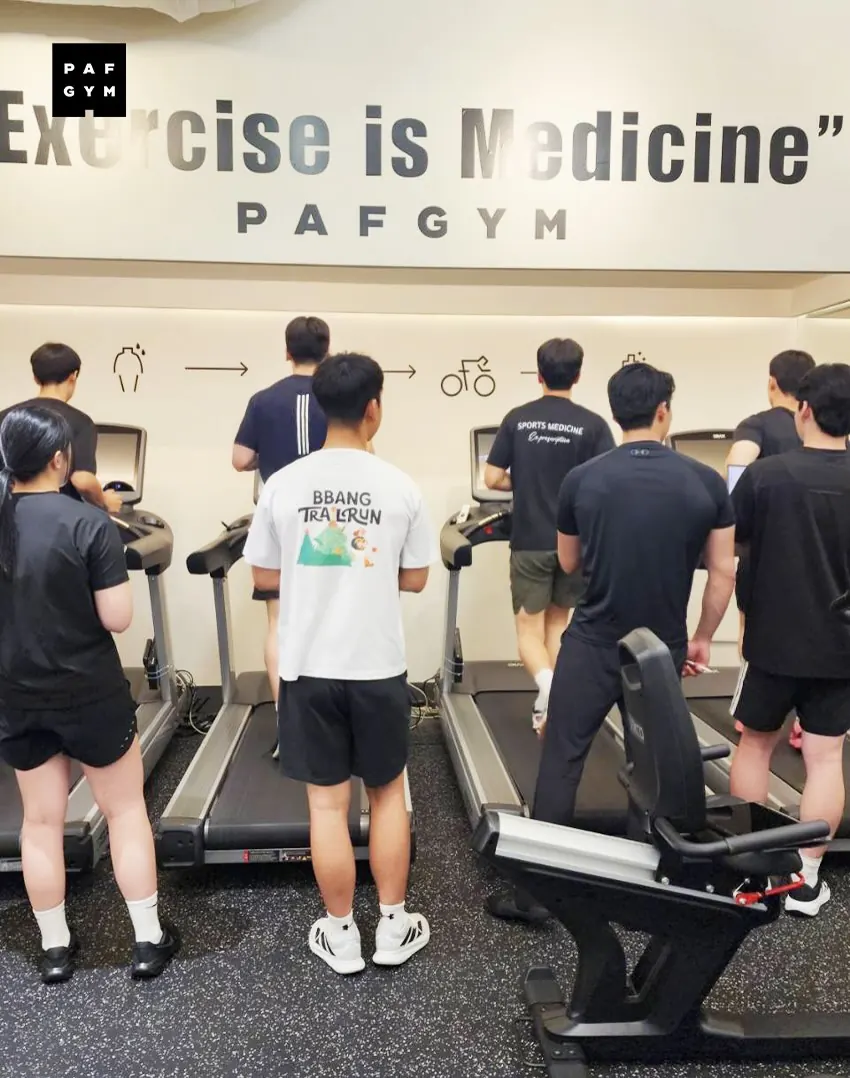 안원철 트레이너 · 트레드밀 유산소 운동 실습을 지도하는 모습