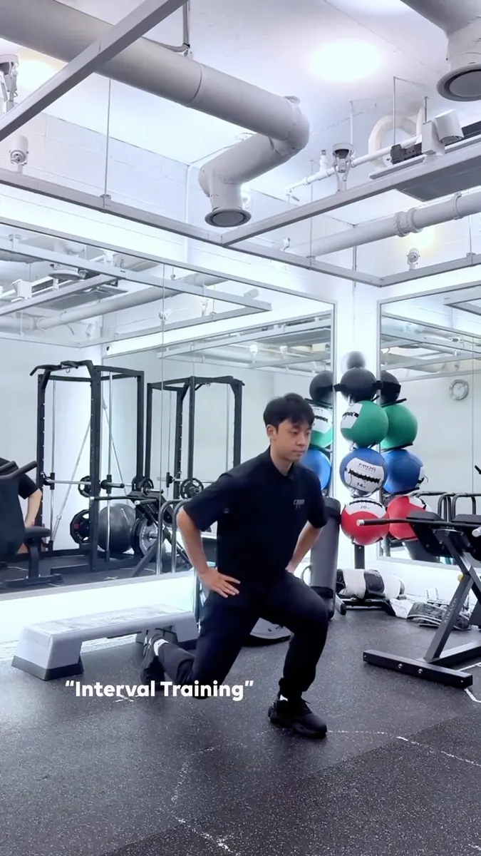 박진홍 트레이너 · 인터벌 트레이닝 동작을 시연하는 모습
