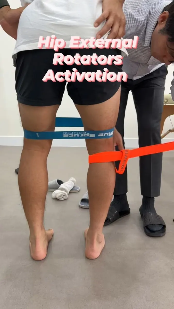 박소현 트레이너 · 밴드로 고관절 바깥쪽 근육 활성화 운동을 지도하는 모습
