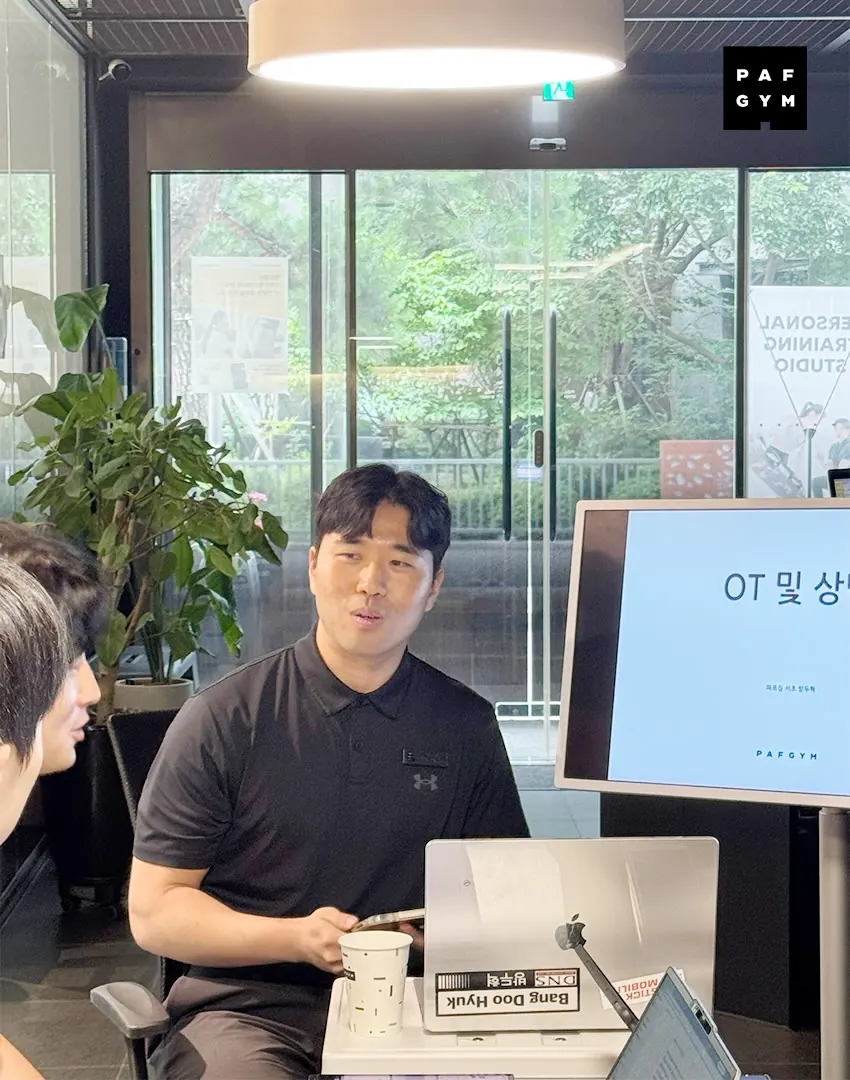 방두혁 트레이너 · 교육생 대상 상담 교육을 진행하는 모습