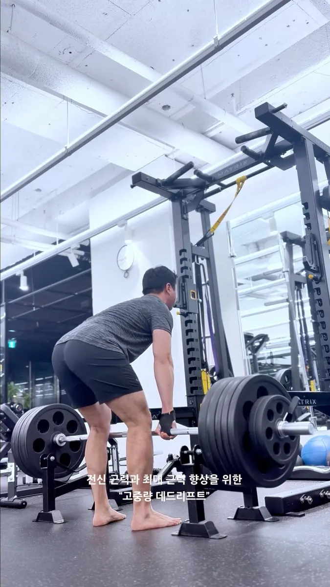 방두혁 트레이너 · 바벨 근력 운동 자세를 시연하는 모습