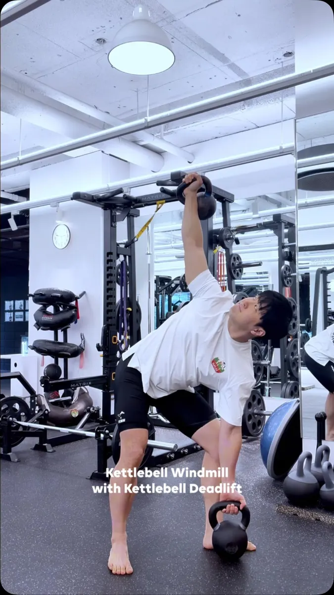 황현우 트레이너 · 케틀벨 윈드밀과 데드리프트를 연결해 시연하는 모습