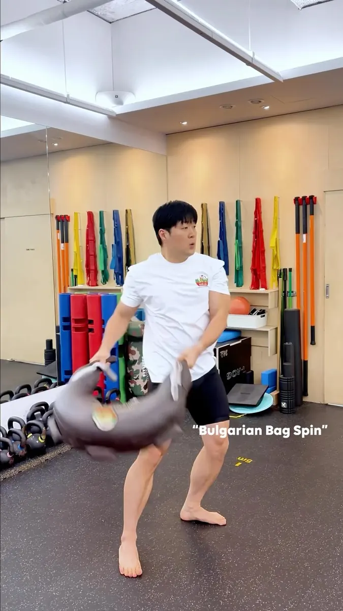 황현우 트레이너 · 불가리안 백 스핀 동작을 시연하는 모습