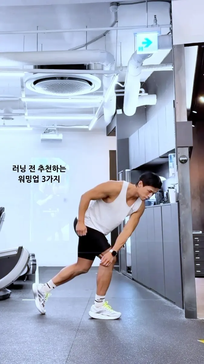 정의성 트레이너 · 러닝 전 워밍업 동작을 시연하는 모습