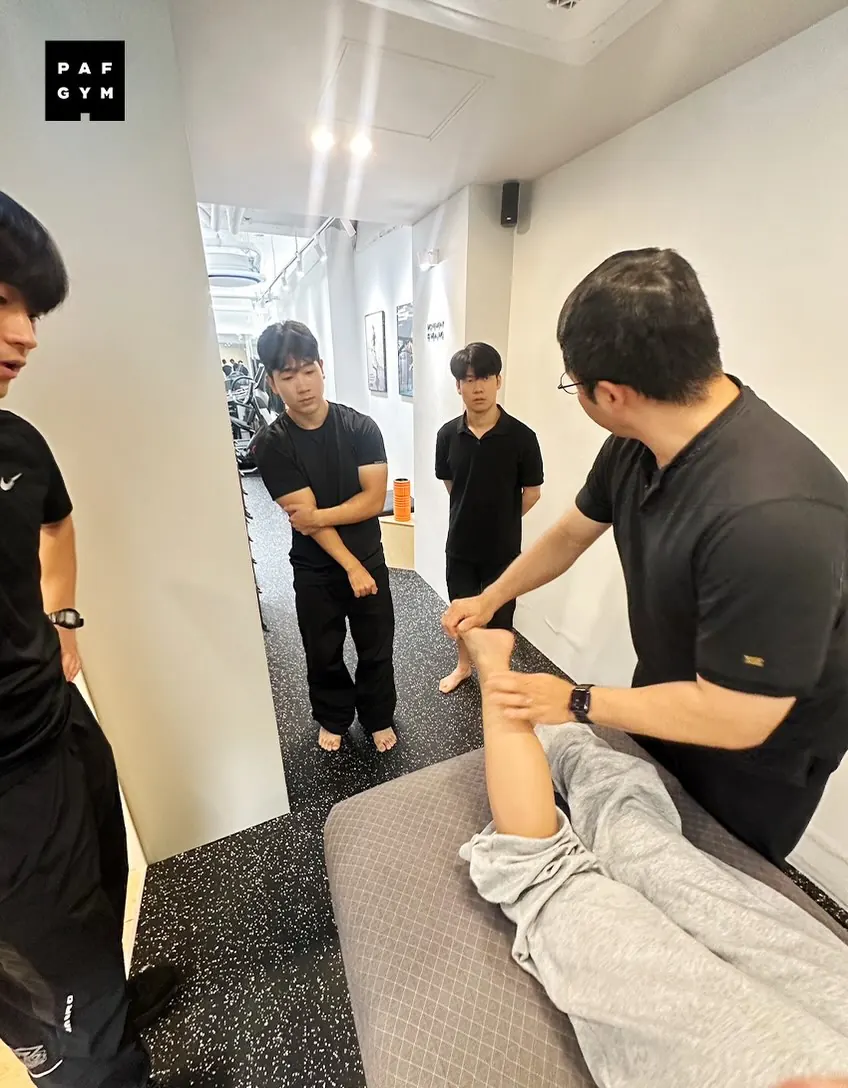 조민석 트레이너 · 실습 교육에서 하지 평가 방법을 시연하는 모습