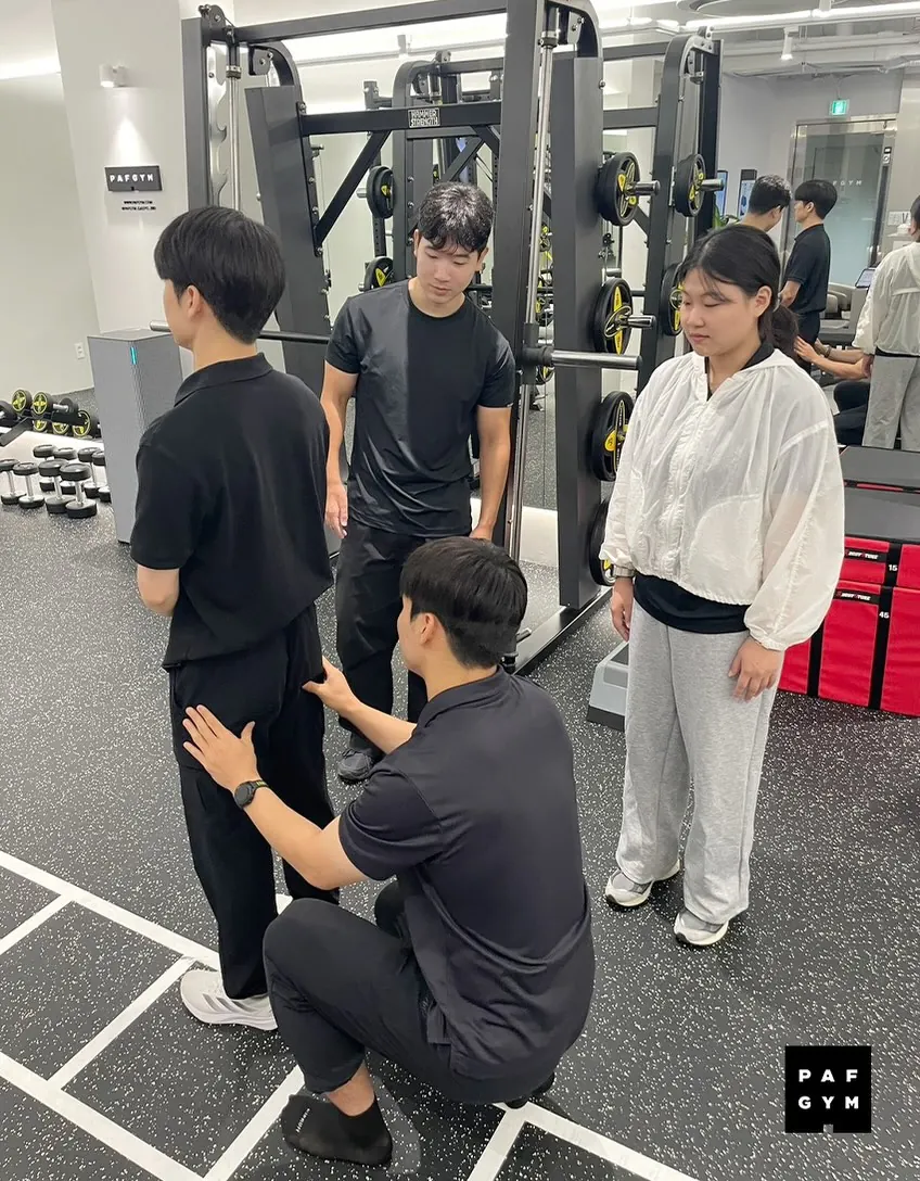 조민석 트레이너 · 실습 교육에서 자세 평가를 지도하는 모습