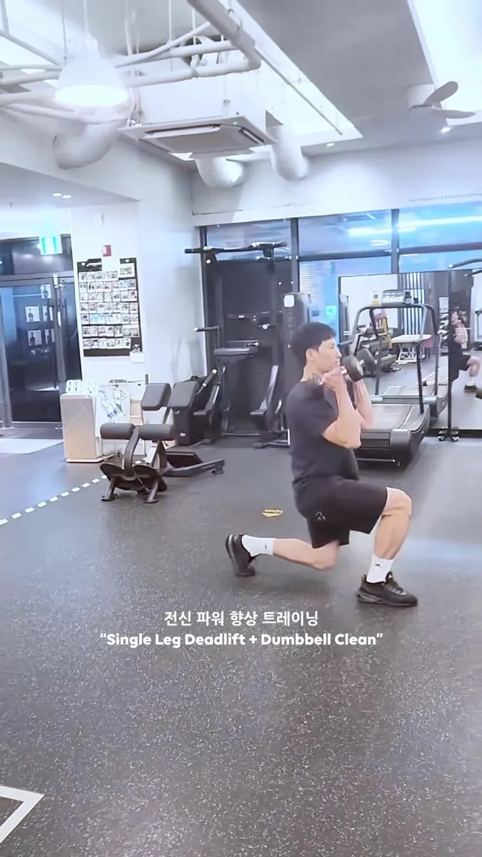 조석윤 트레이너 · 한 발 데드리프트와 덤벨 클린을 시연하는 모습