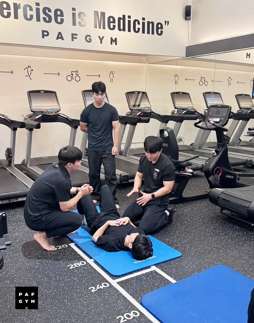 주성승 트레이너 · 현장실습 교육에서 움직임 평가를 지도하는 모습