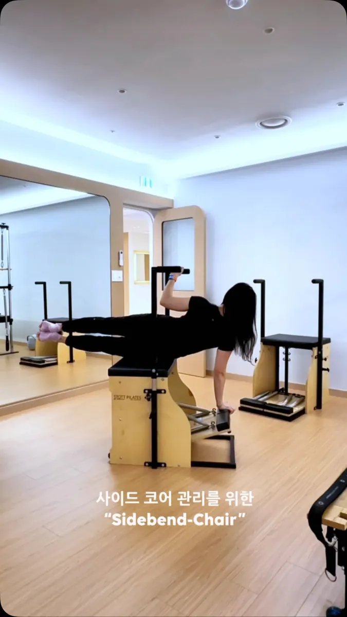 문시진 트레이너 · 체어에서 사이드 벤드 동작을 시연하는 모습