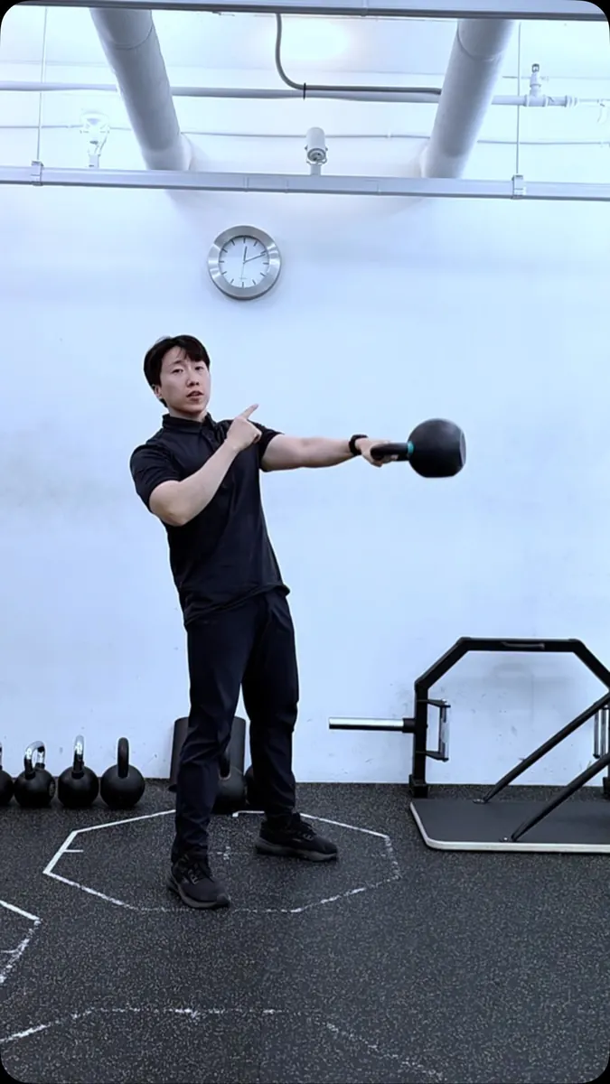 노해균 트레이너 · 케틀벨 스윙을 시연하는 모습