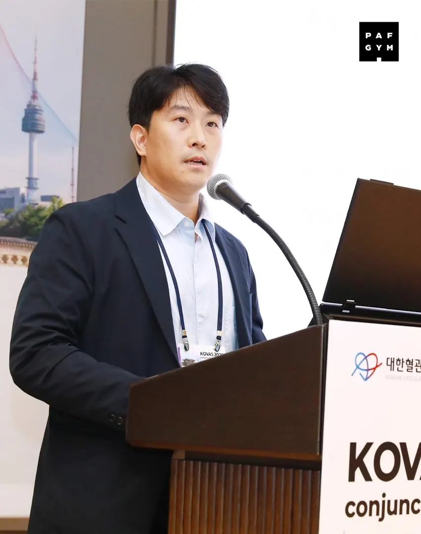 오석종 트레이너 · 학술대회에서 연자로 발표하는 모습