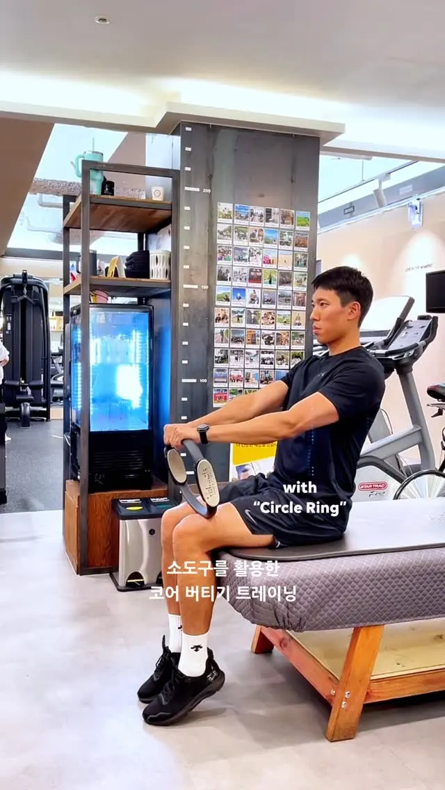 설동식 트레이너 · 소도구를 활용한 코어 버티기 운동을 시연하는 모습