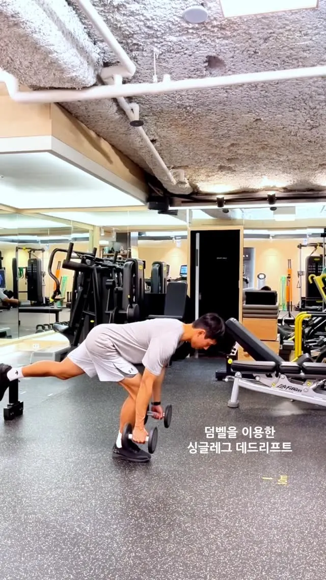 설동식 트레이너 · 덤벨 한 발 데드리프트를 시연하는 모습