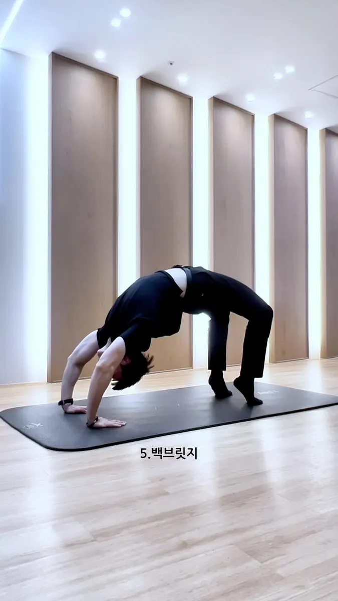 신승환 트레이너 · 회복 스트레칭 동작을 시연하는 모습