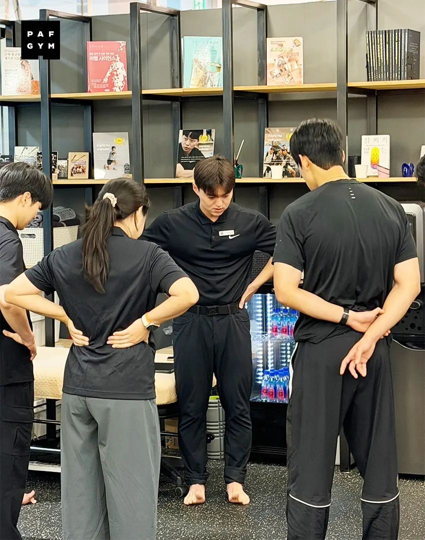 윤희은 트레이너 · 현장실습 교육에서 자세 확인 방법을 지도하는 모습