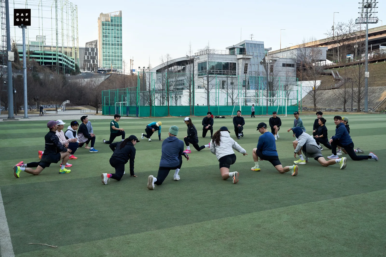 운동장에서 러닝 자세를 연습하는 트레이너들